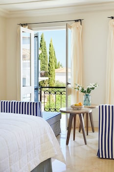 Family Interconnecting Studio Suites with Sea View