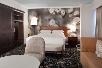 Junior Suite, 1 King Bed Accessible (Roll-In Shower)