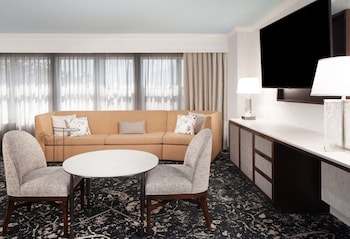 Junior Suite, 1 King Bed Accessible (Roll-In Shower)