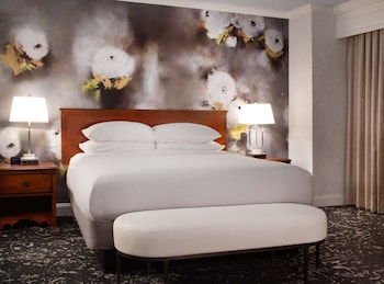 Junior Suite, 1 King Bed Accessible (Roll-In Shower)