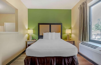Deluxe Studio, 1 Queen Bed with Sofa bed, Non Smoking