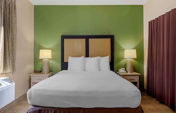 Deluxe Studio, 1 Queen Bed with Sofa bed, Accessible, Non Smoking