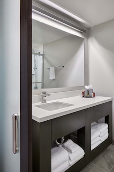 Room, 1 King Bed (Mobility Accessible, Roll-in Shower)