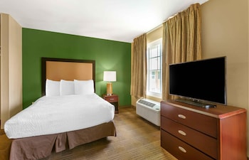 Deluxe Studio, 1 Queen Bed with Sofa bed, Non Smoking