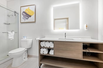Room, 1 King Bed, Non Smoking (Accessible Bathtub)