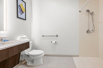 Room, 1 King Bed, Non Smoking (Accessible Bathtub)