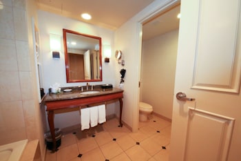 Rodeo Tower, 1 King Bed
