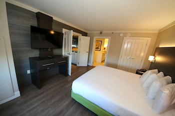 Sunset Bungalow Suite