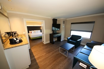 Sunset Bungalow Suite