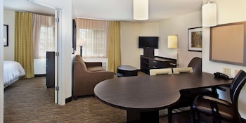 Suite, 1 Queen Bed with Sofa bed, Accessible (Hearing One Bedroom)