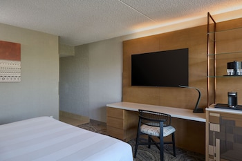 Deluxe Room, 1 King Bed, Patio