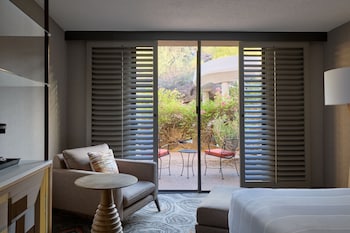 Deluxe Room, 1 King Bed, Patio