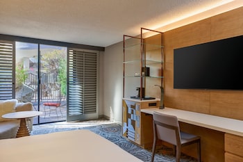 Deluxe Room, 1 King Bed, Patio