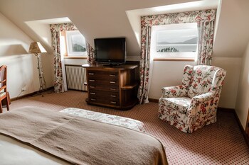 Standard Room, 1 Queen Bed, Lake View