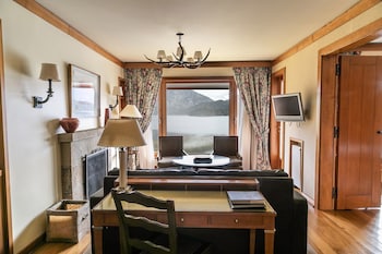 Deluxe Suite, 1 King Bed, Balcony, Lake View