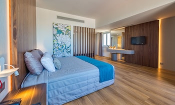 Superior Room, Partial Sea View (Family)