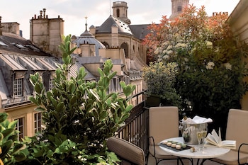 Prestige Club With Terrace