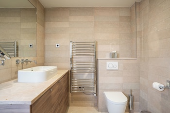 Signature Double or Twin Room, Bathtub