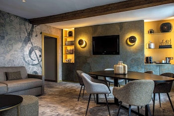 Suite, 1 King Bed (with Sofabed)