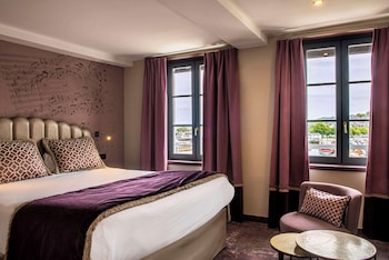 Suite, 1 King Bed (with Sofabed)