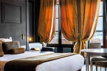 Suite, 1 Queen Bed (Larger Room;with Sofabed)