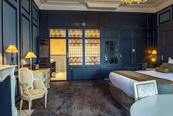 Suite, 1 Queen Bed (Larger Room;with Sofabed)