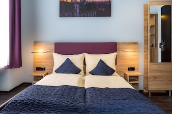Standard Room, 1 Queen Bed