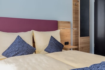 Standard Room, 1 Queen Bed