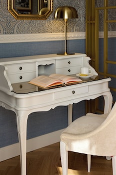 Deluxe Suite Twin Beds with Ladadika View