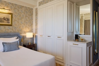 Deluxe Double with King Bed and Ladadika View
