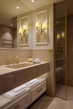 Deluxe Double with King Bed and Ladadika View