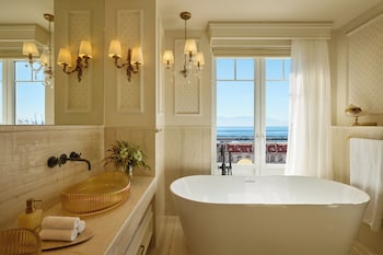Sea View Deluxe Corner Suite with King Bed