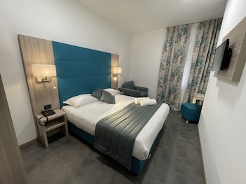 Family Room, Connecting Rooms