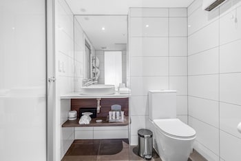 Standard Room, 1 King Bed, Lake View