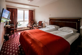 Standard Double or Twin Room, Partial Lake View