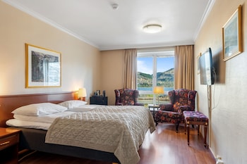 Standard Double or Twin Room, Partial Lake View
