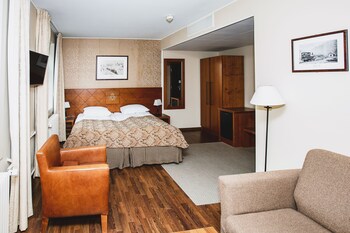 Twin Room (In station)