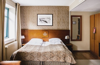 Twin Room (In station)