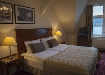 Standard Double or Twin Room, Partial Lake View