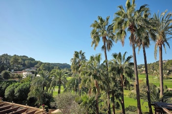 Deluxe Room, 1 King Bed, Pool View (Balcony)