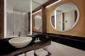 Deluxe Room, 1 King Bed, Pool View (Balcony)