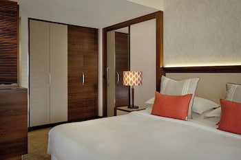 Deluxe Room, 1 King Bed, Pool View (Balcony)