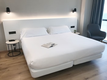 Family Room, 1 King Bed, Beach View