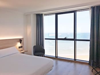 Family Room, 1 King Bed, Beach View